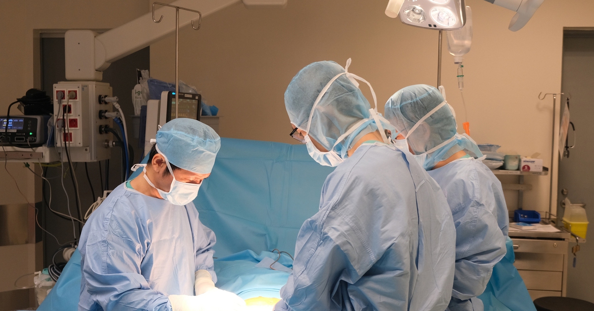 Mắc bệnh hiếm trên thế giới, người đàn ông 7 năm liền ăn vào là nôn ra