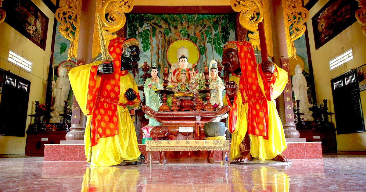 Chùa cổ Nhạn Sơn: Hai pho tượng đá tương truyền trồi lên từ lòng đất