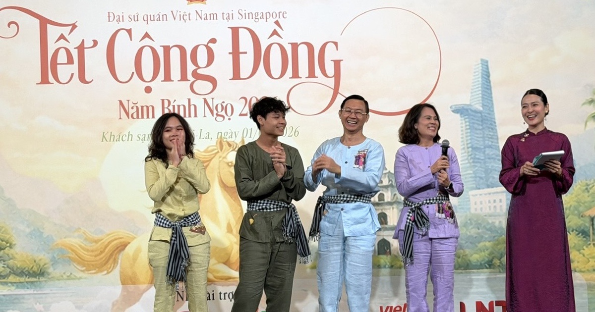 Tết Việt ở Singapore: Ấn tượng màn múa 'Ngựa ô thương nhớ' của đại sứ và kiều bào