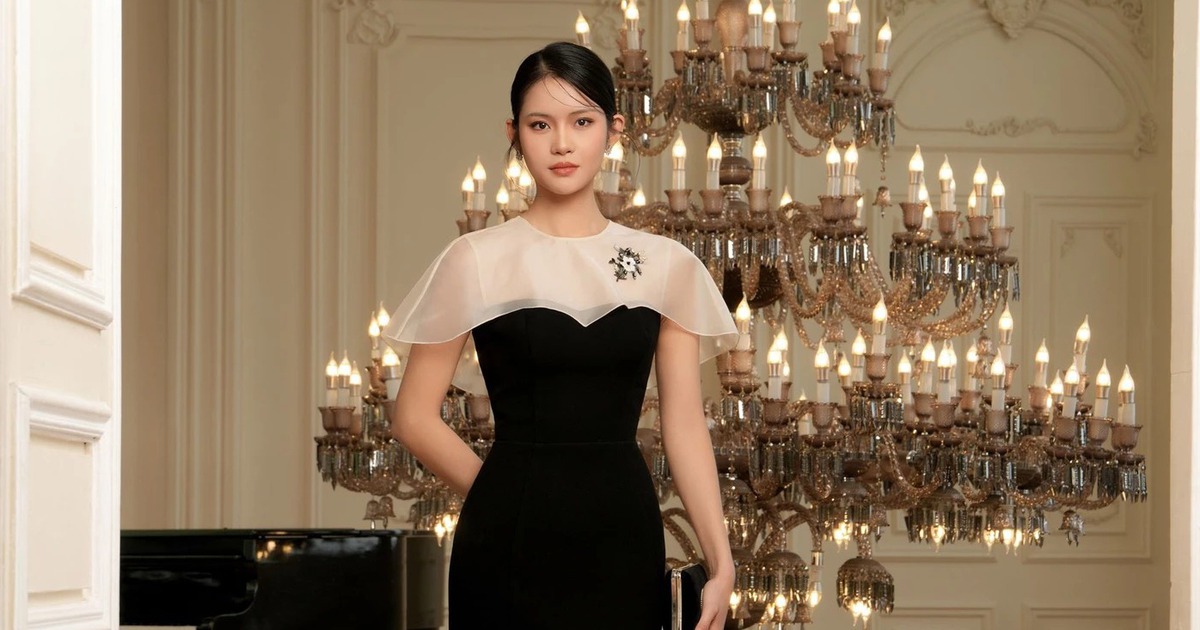 Áo choàng và váy tạo nét quyền lực quý phái