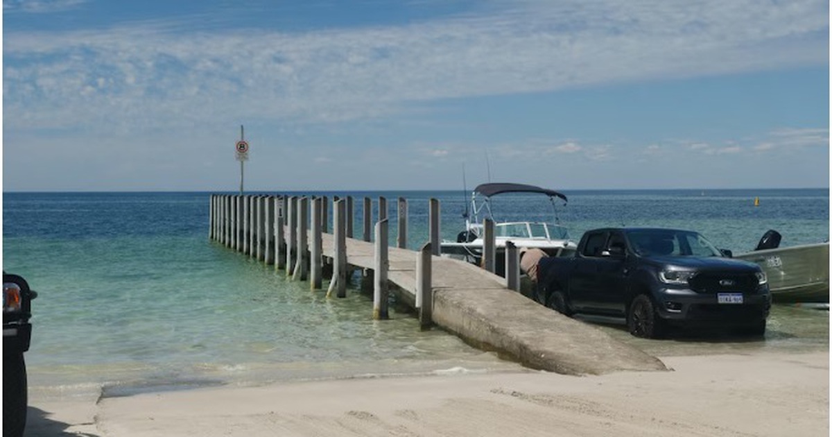 Cậu b&eacute; bơi 4 km trong v&ugrave;ng biển động để cứu gia đ&igrave;nh bị cuốn ra biển