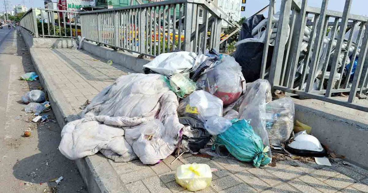 Rác tràn lan trên cầu và bên đường
