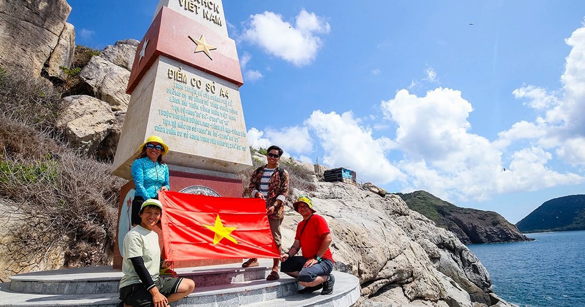 TP.HCM đưa thế hệ trẻ, c&aacute;n bộ, c&ocirc;ng chức về nguồn tại C&ocirc;n Đảo