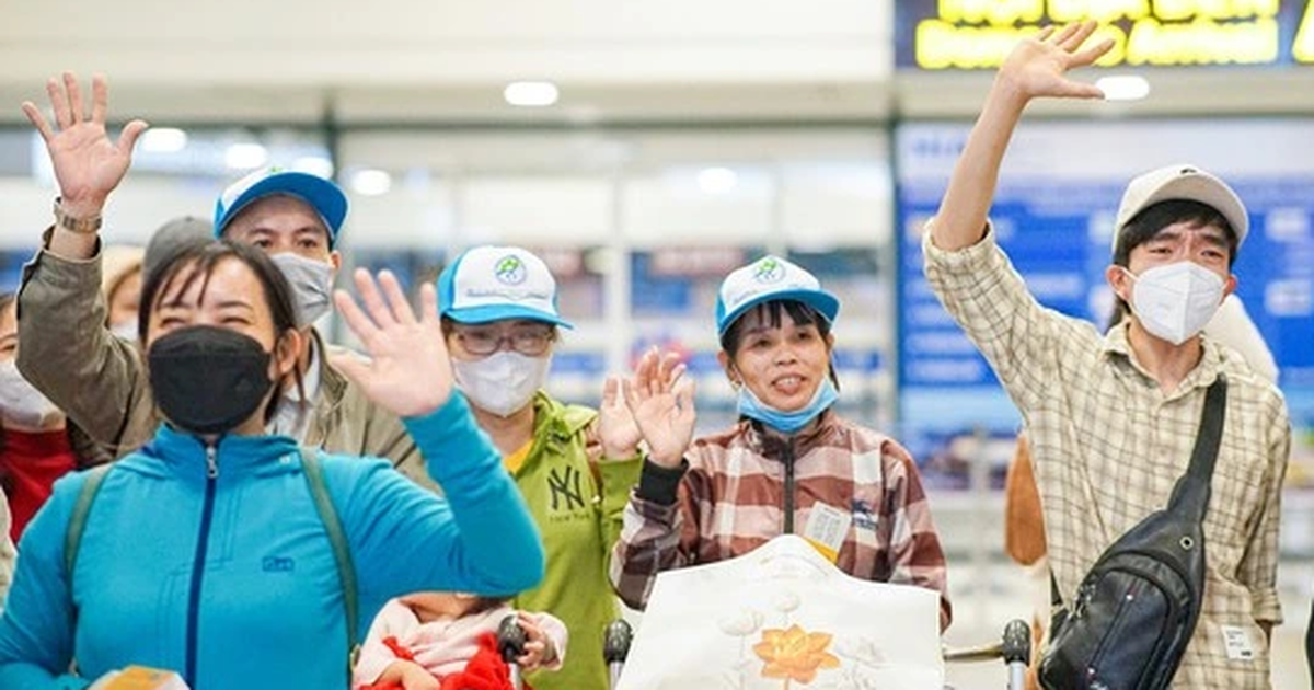 C&ocirc;ng đo&agrave;n tặng v&eacute; m&aacute;y bay cho hơn 1.000 c&ocirc;ng nh&acirc;n về qu&ecirc; đ&oacute;n tết