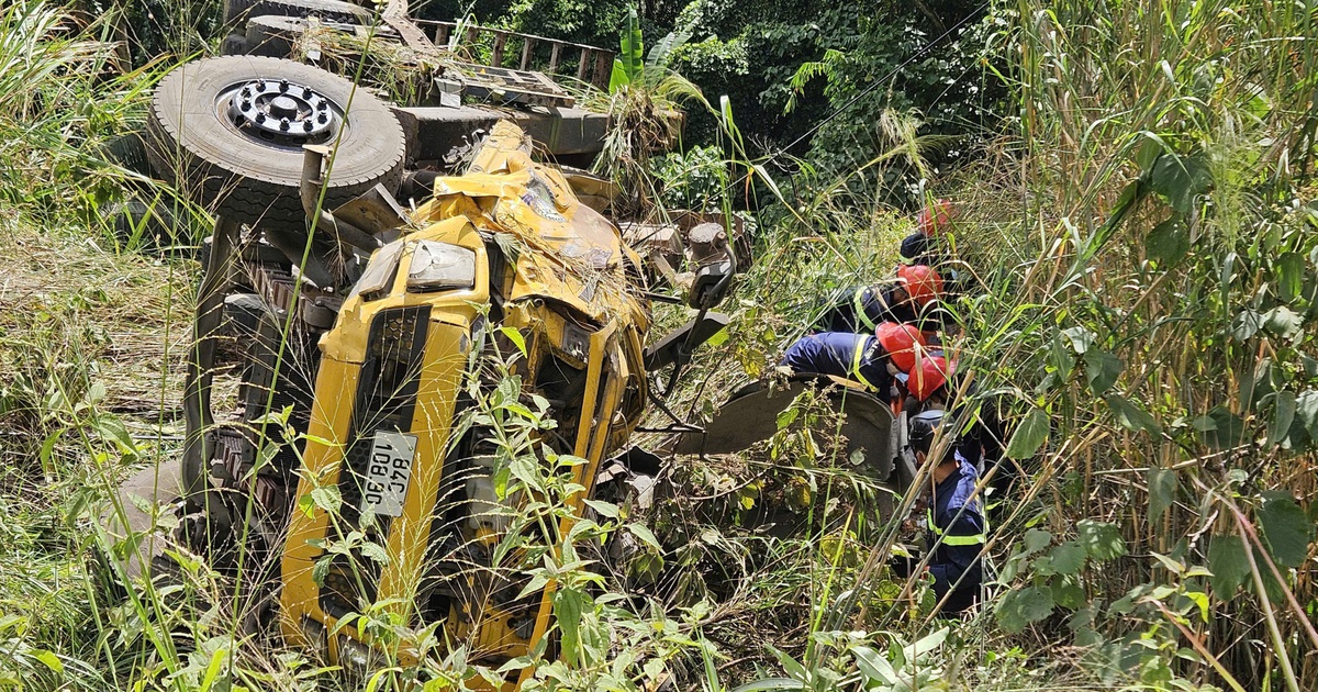 Xe tải lao xuống vực khi đổ đ&egrave;o Bảo Lộc, t&agrave;i xế tử vong