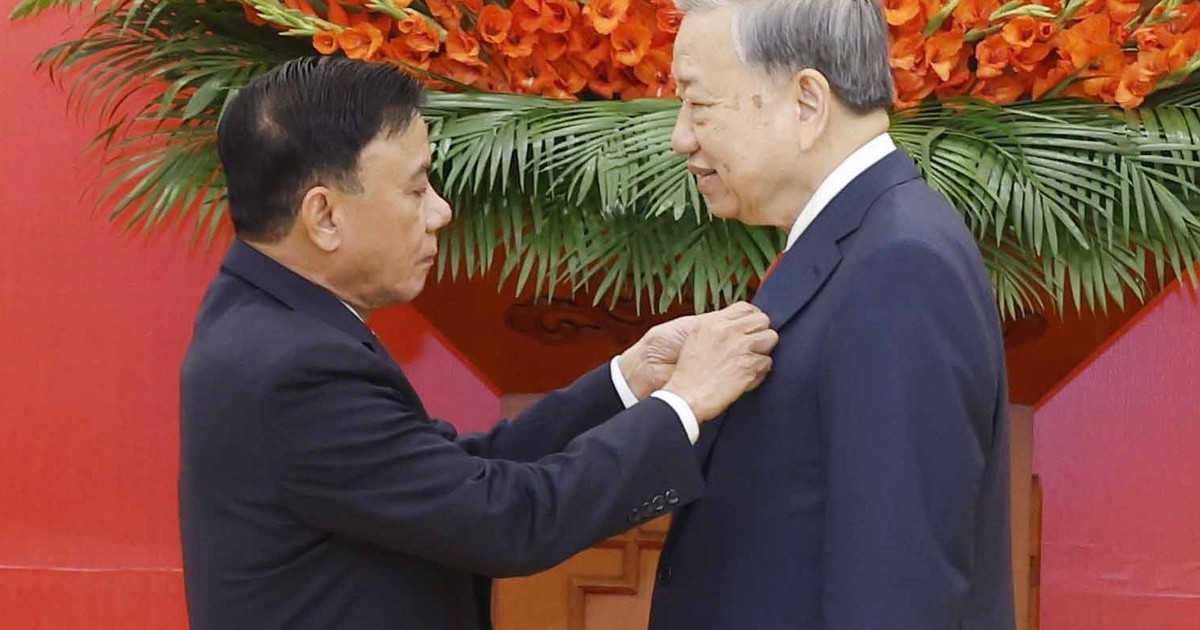 Tổng Bí thư Tô Lâm nhận Huy hiệu 45 năm tuổi Đảng