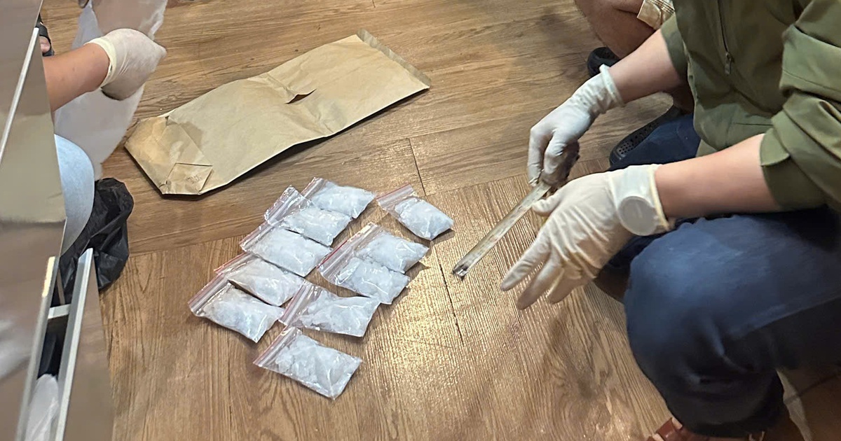 Biến nơi ở th&agrave;nh 'boong ke', giao dịch ma t&uacute;y qua khe cửa