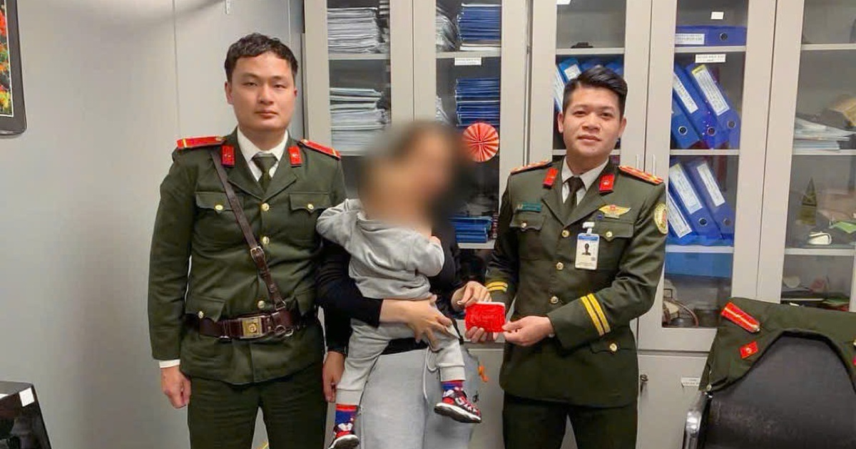 Trao trả nhiều trang sức bằng vàng cho nữ hành khách thất lạc trên máy bay