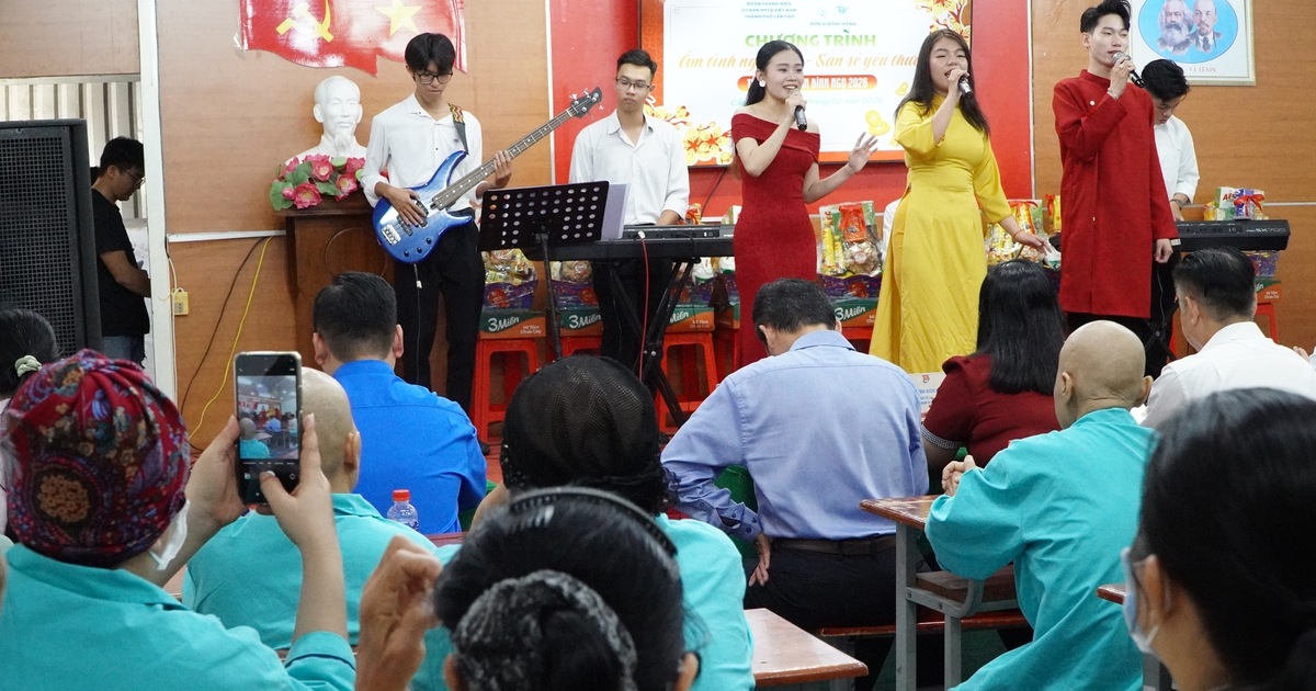 Người trẻ đưa âm nhạc và quà tết đến bệnh nhân ung bướu ở Cần Thơ