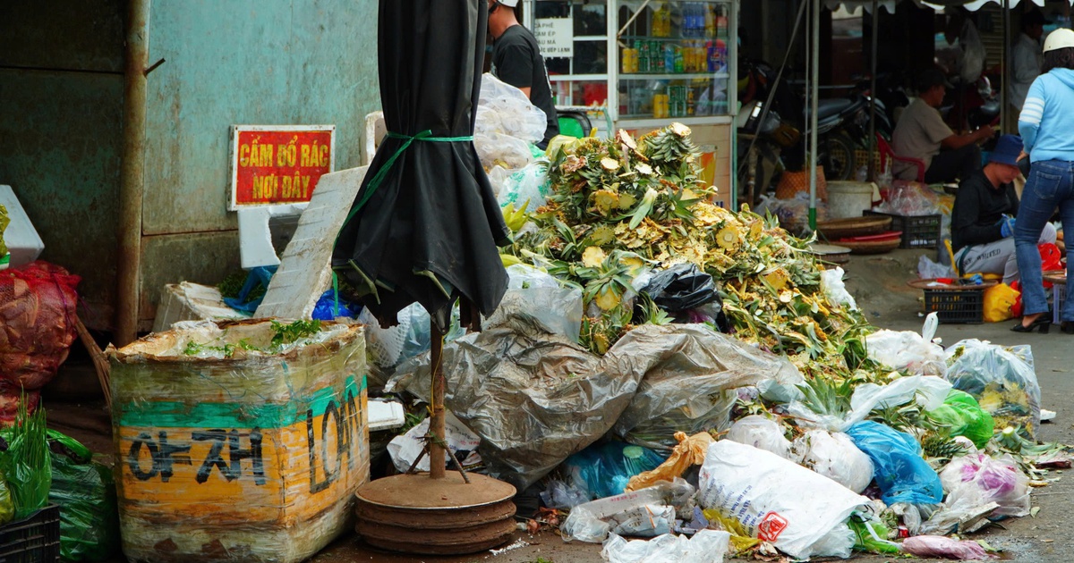 Rác thải ùn ứ khi 2 công ty thu gom 'giao thời', 110 lao động mất việc