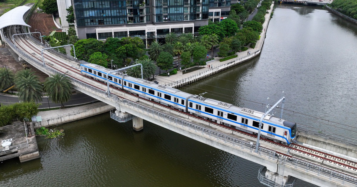 Metro số 1 chạy miễn phí Tết Nguyên đán, người dân nhận vé thế nào?
