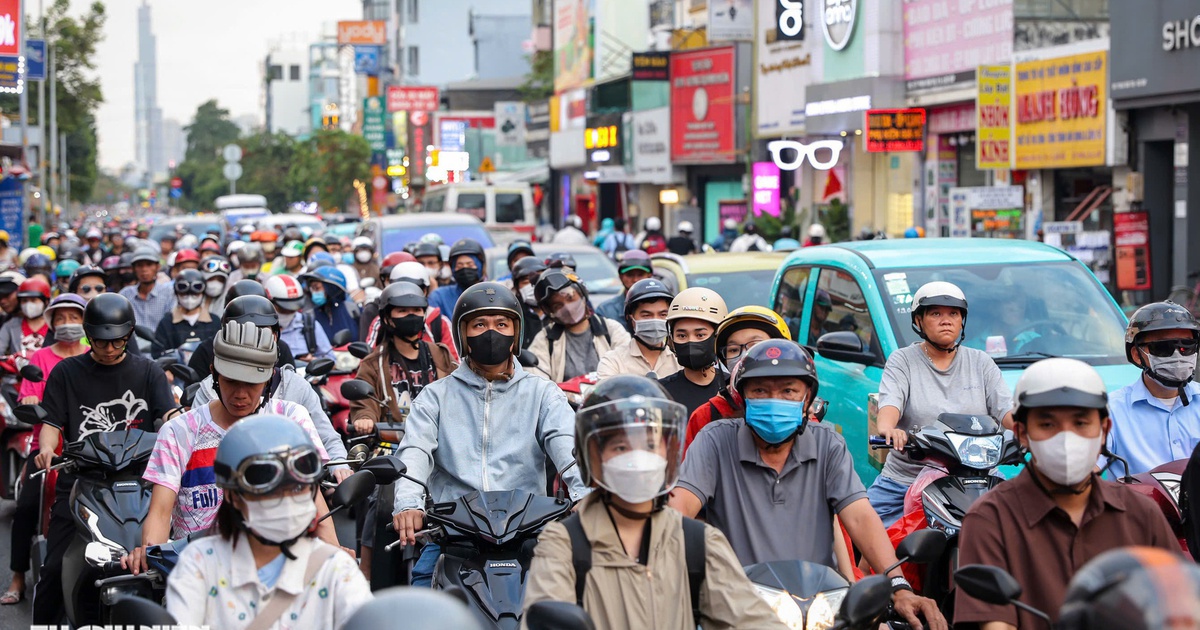 Giáp Tết Bính Ngọ, kẹt xe bủa vây các tuyến đường TP.HCM từ sáng tới tối mịt