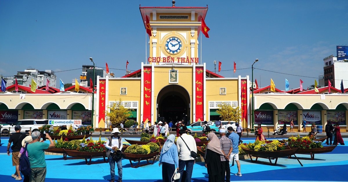 Quảng trường chợ Bến Thành mở rào chắn, người dân check-in chụp ảnh tết