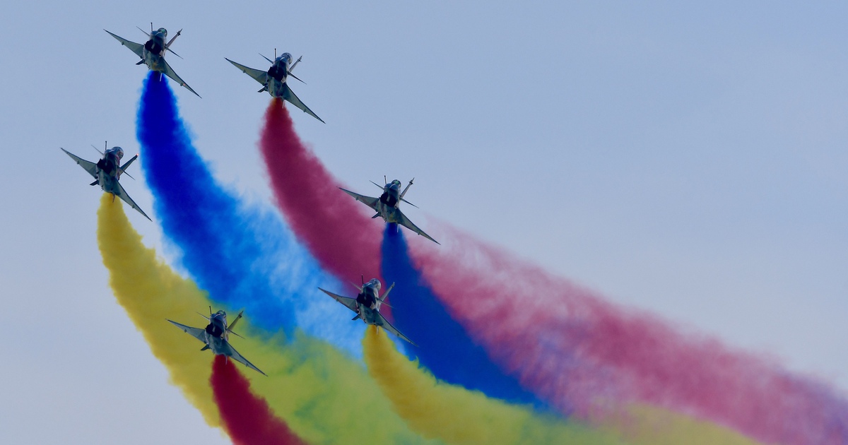 Xem máy bay trình diễn ở Singapore Airshow - triển lãm hàng không lớn nhất châu Á