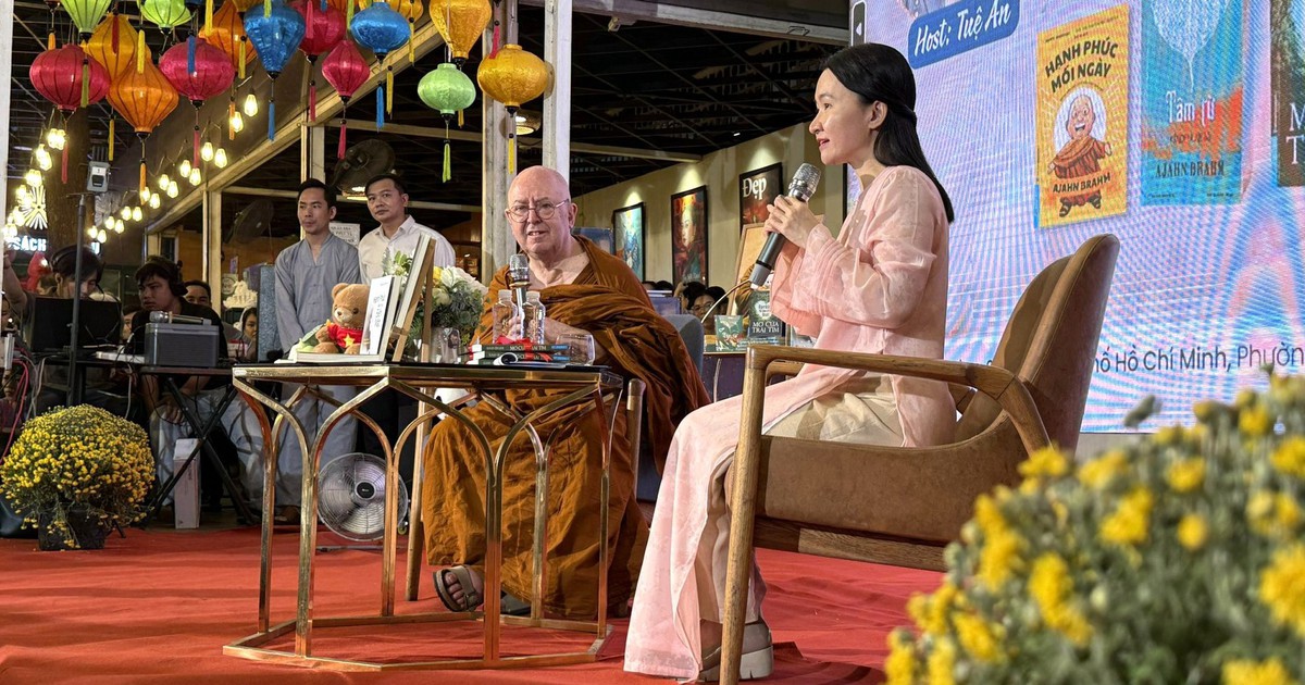 Đường sách TP.HCM nồng hậu đón thiền sư Ajahn Brahm - tác giả 'Mở cửa trái tim'