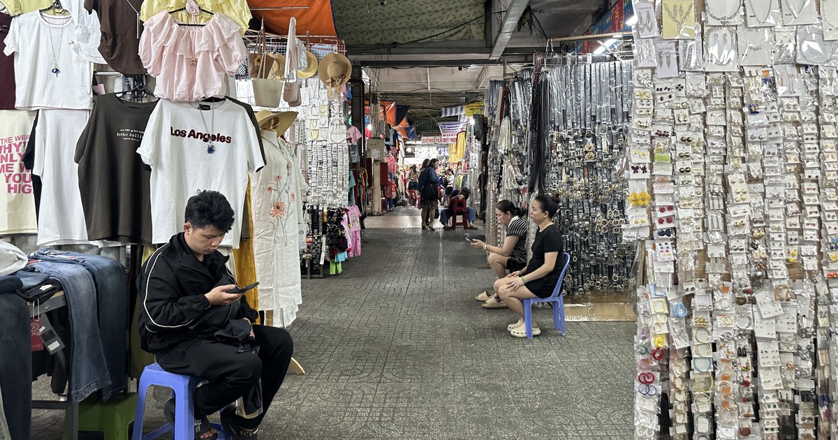 https://images2.thanhnien.vn/zoom/1200_630/528068263637045248/2026/2/5/1-cho-pham-van-hai-17702757347141688319106-320-0-1920-2560-crop-17702760436361264950690.jpg