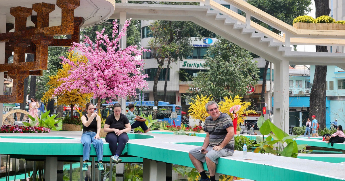 Hồ Con Rùa ‘thay áo mới’, người trẻ khen đẹp rủ nhau đến chụp ảnh tết