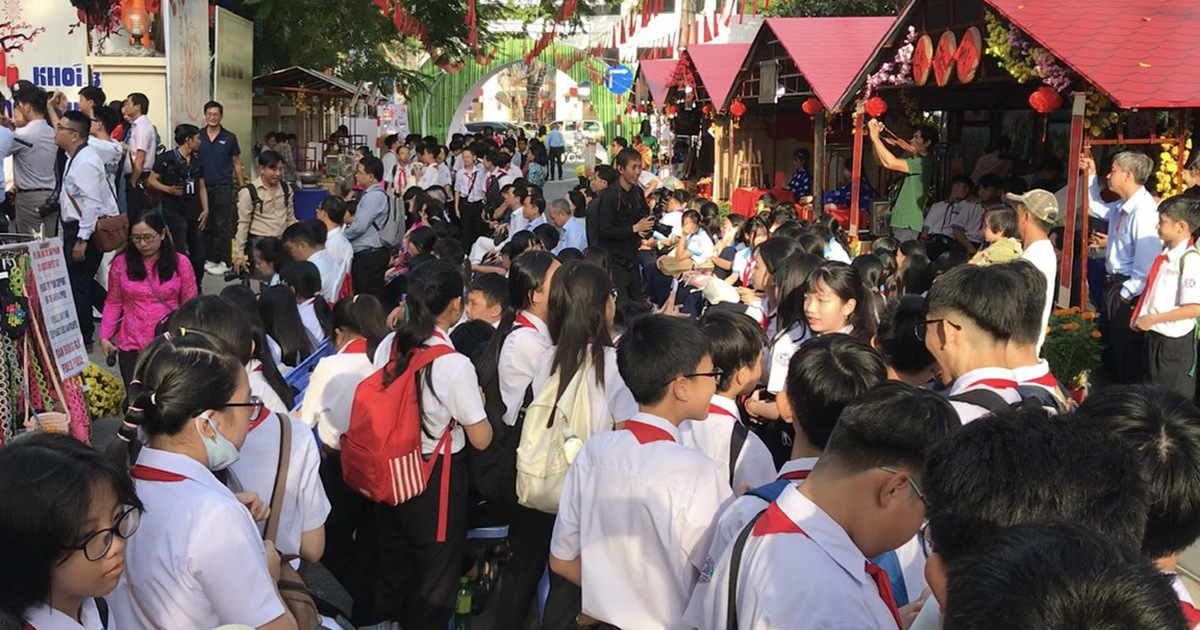 Đông nghịt người đổ về hội xuân kiểu... 'miệt vườn'