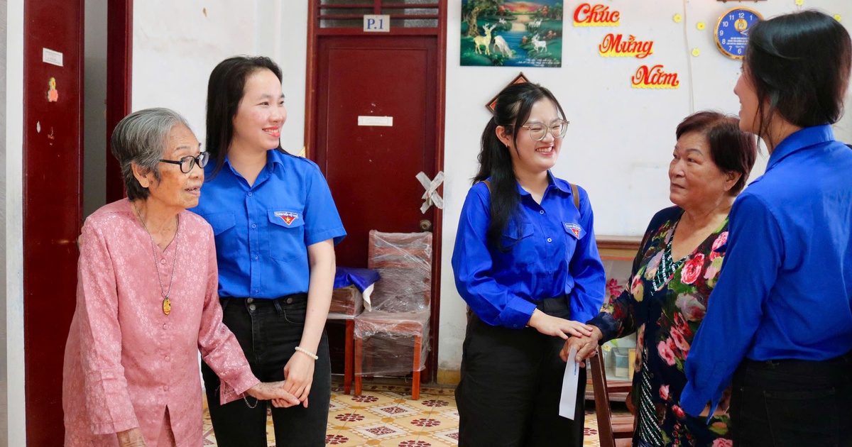 Người trẻ Báo Thanh Niên mang tết sớm đến với các cụ già neo đơn