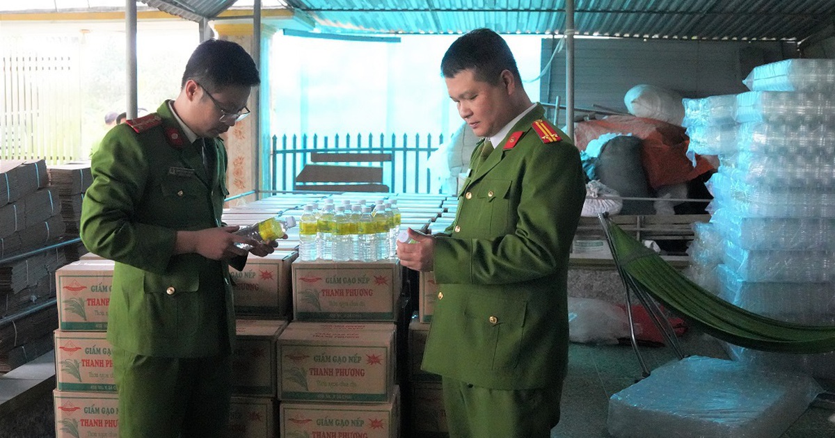 Hóa chất và nước lã cho 'ra lò' 60.000 lít 'giấm gạo lên men tự nhiên'