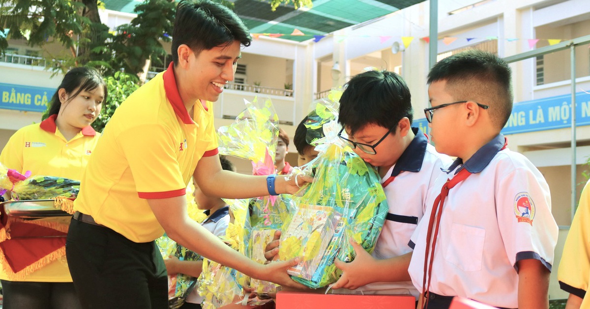 Mang sắc xuân tình nguyện đến với biển, đảo