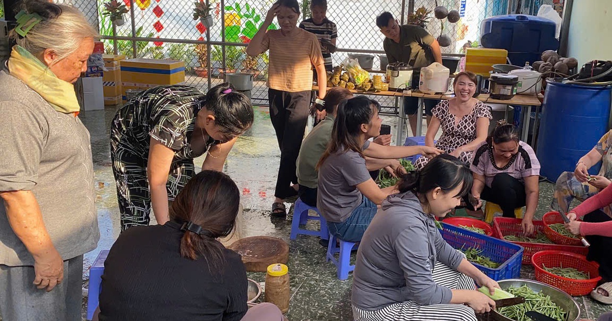 Chủ trọ ở TP.HCM nấu cơm tất niên đãi người thuê, lì xì mỗi phòng 500.000 đồng