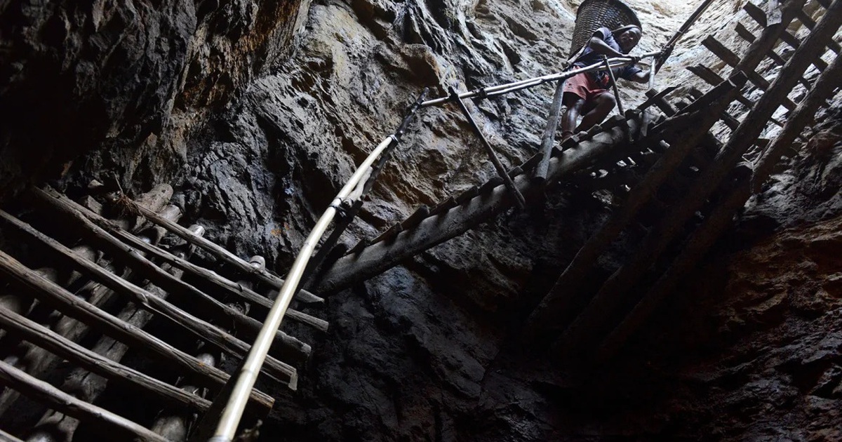 'Mỏ hang chuột' ở Ấn Độ nổ tung, &iacute;t nhất 18 người chết