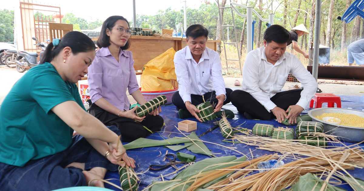 Cả xã đỏ lửa gói 2.500 bánh tét: Mang tết đến từng nhà