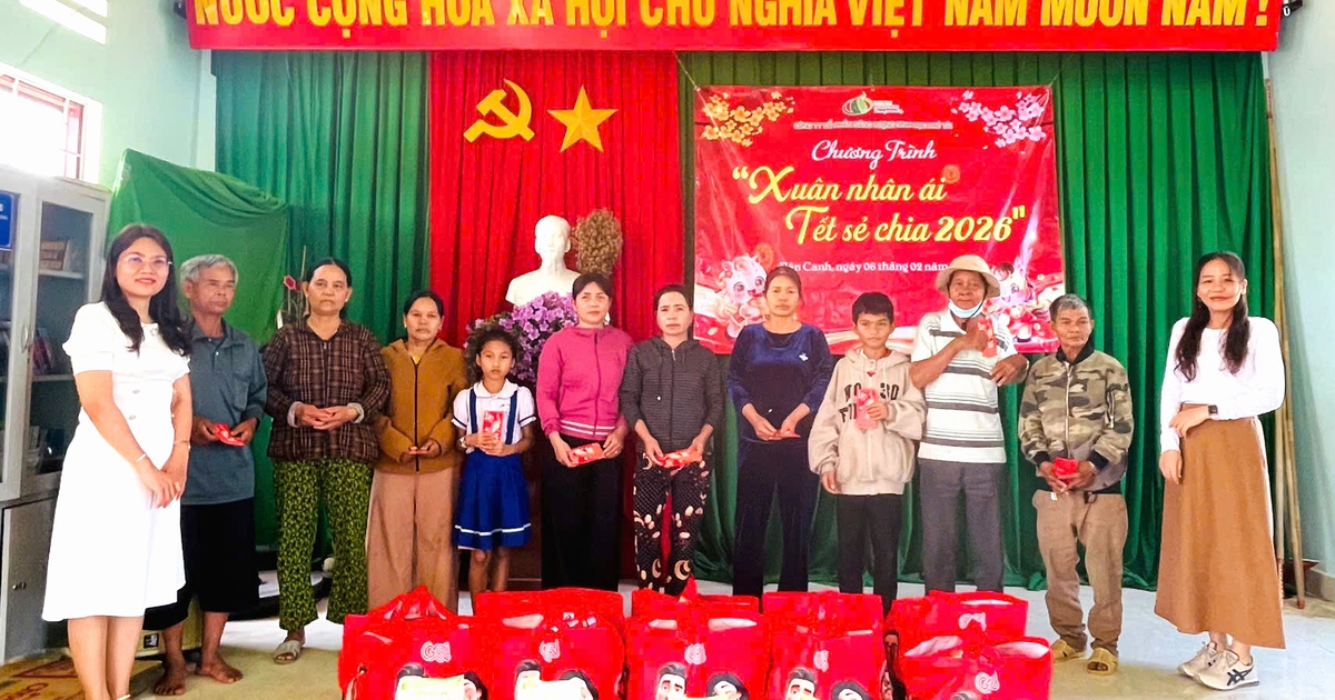 350 hộ dân khó khăn ở xã Vân Canh nhận quà tết