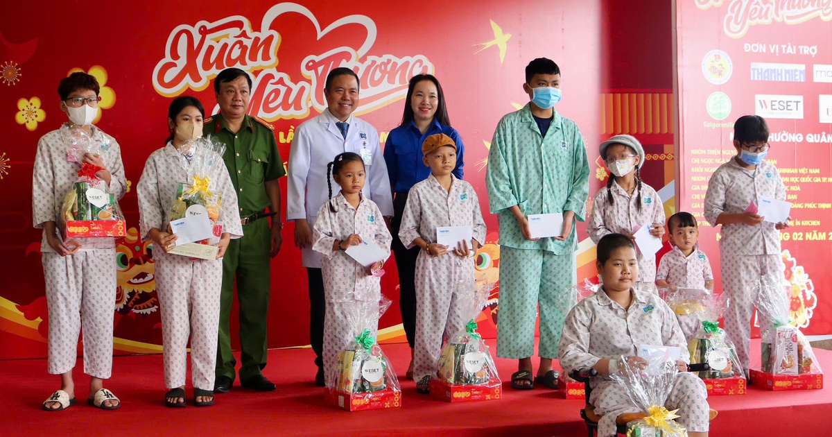Quà tết giúp bệnh nhi trang trải viện phí: Thật ấm lòng biết bao!