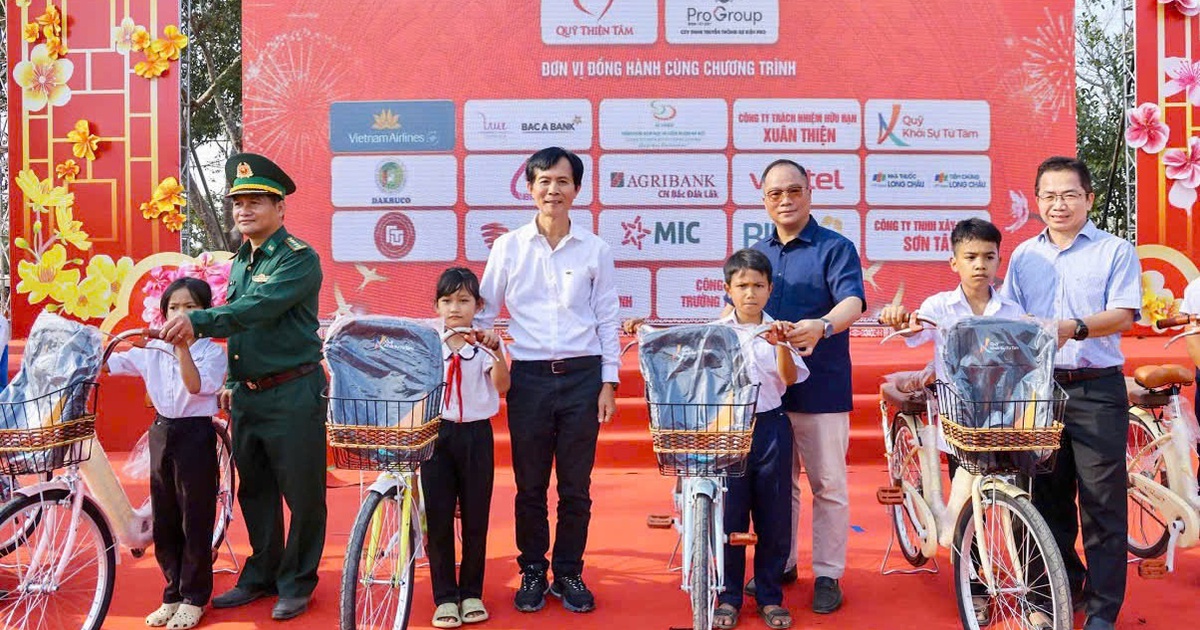 Trao xe đạp cho học sinh nghèo Buôn Đôn