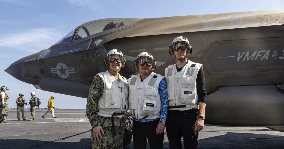 Đặc phái viên Mỹ thăm tàu sân bay, Iran lặp lại cảnh báo