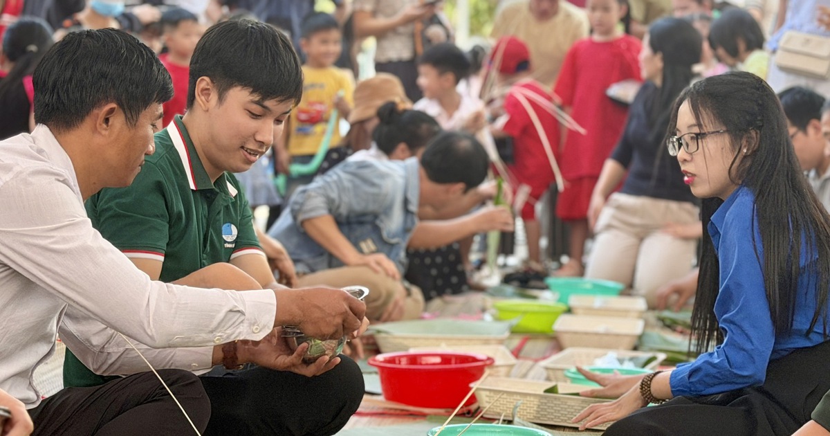 Hàng trăm công nhân TP.HCM trổ tài gói bánh tét, nấu mâm cơm tết