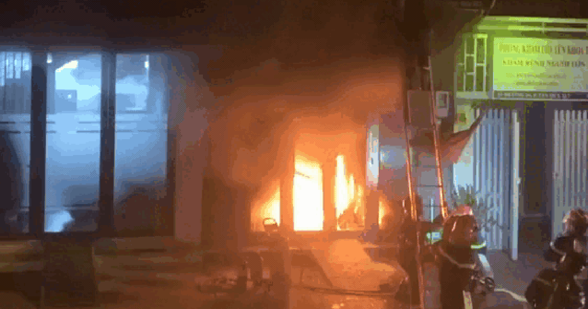 Ch&aacute;y nh&agrave; ở TP.HCM, cảnh s&aacute;t lao v&agrave;o lửa dữ cứu 4 người d&acirc;n tho&aacute;t nạn