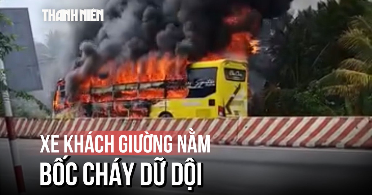 Cận cảnh xe khách giường nằm bốc cháy dữ dội trên quốc lộ 60