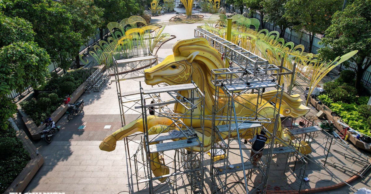 Linh vật tết 2026 gây choáng ngợp: Ngựa vàng oai phong trên đường hoa Nguyễn Huệ