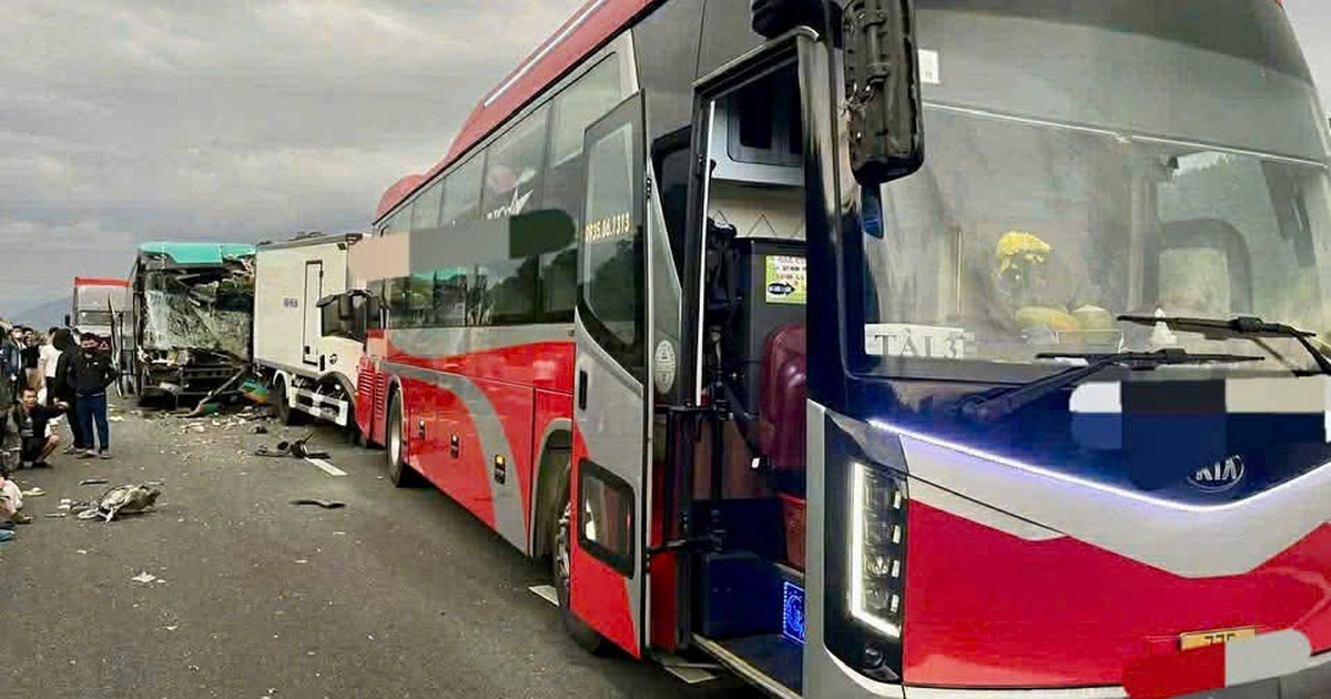 Tai nạn liên hoàn trên cao tốc Vân Phong - Nha Trang, người dân 'giải cứu' tài xế mắc kẹt trong cabin - Thanh Niên