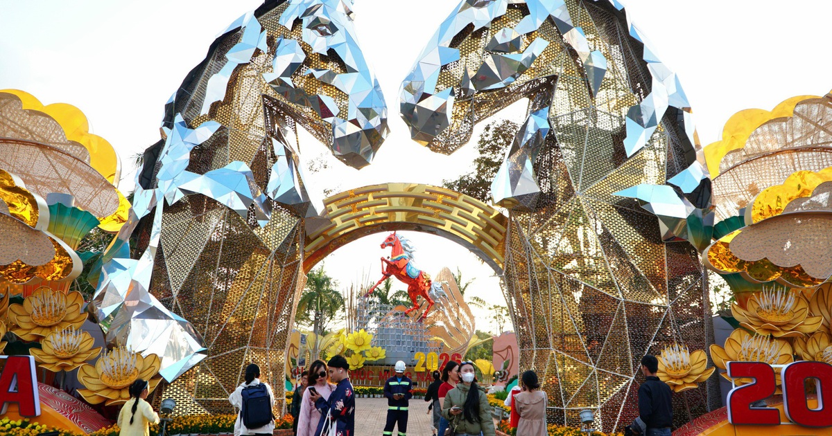 Linh vật ngựa Tuy Hòa: Choáng ngợp 3 đại cảnh ngựa ‘khủng’ đua top