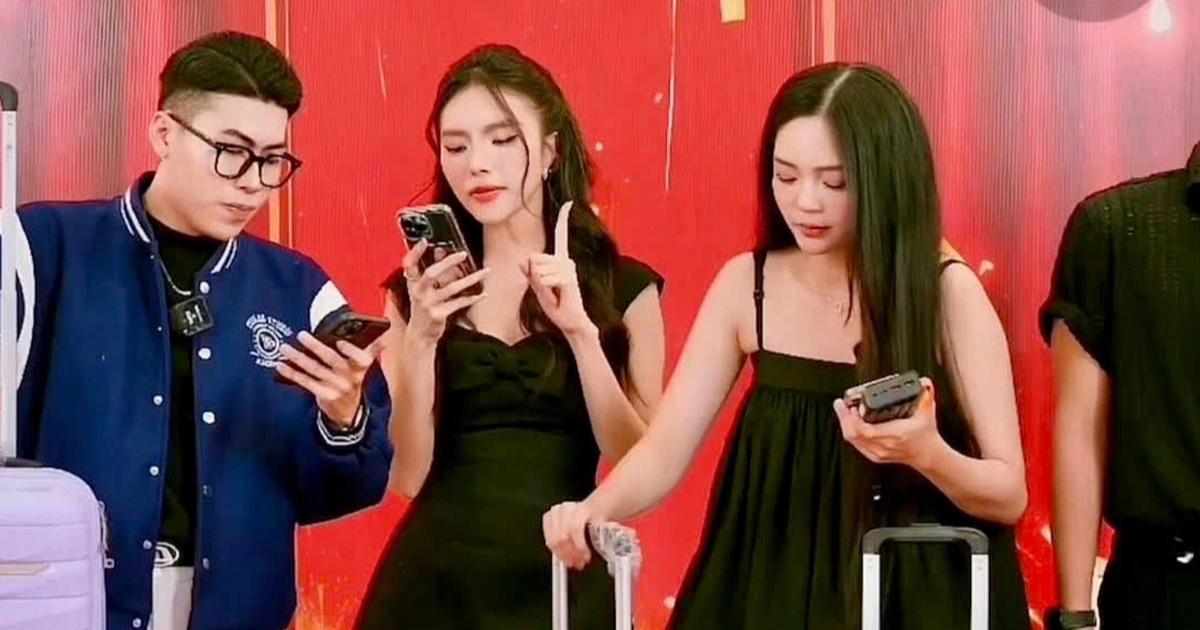 Làm mẫu livestream bán hàng chạy show dịp cận tết, thu nhập tăng gấp đôi