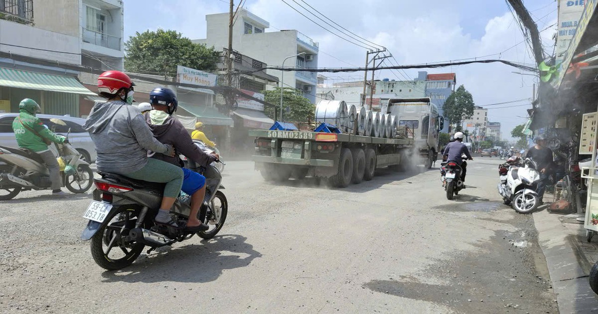 Khổ vì đường bụi bặm