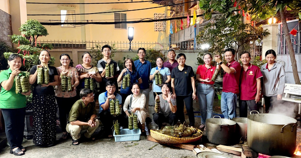 Tất niên ở TP.HCM có nhiều nồi bánh tét, dân khu phố làm điều nghĩa tình