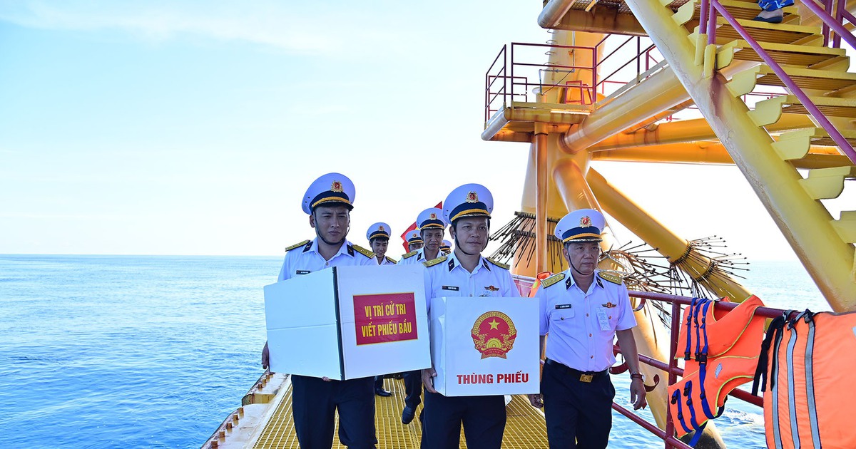 Những lá phiếu bầu cử đầu tiên nơi đầu sóng