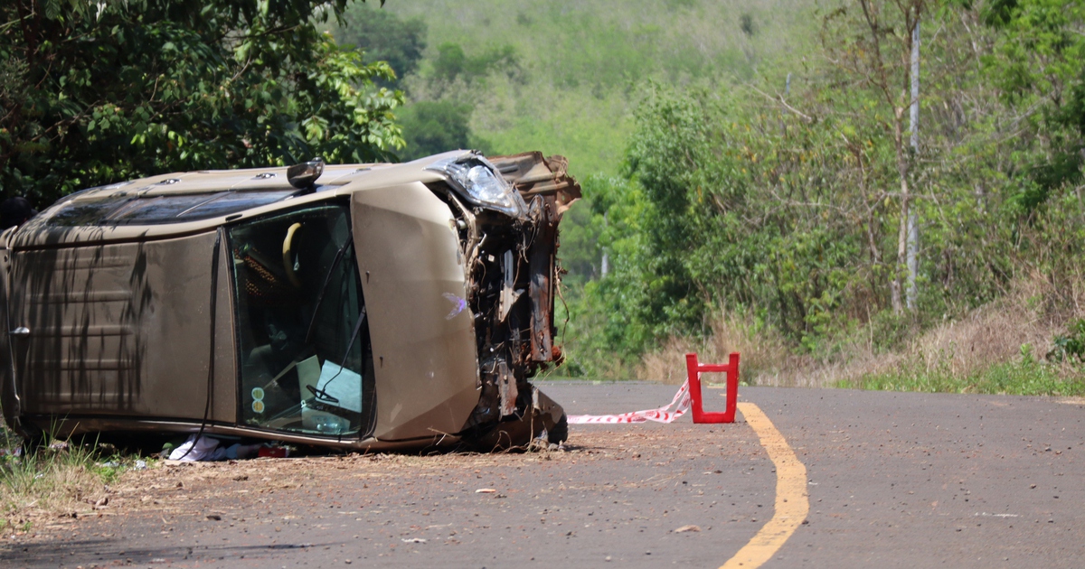 Đồng Nai: Xe 7 chỗ lật nghiêng trên đường, 2 bà cháu tử vong