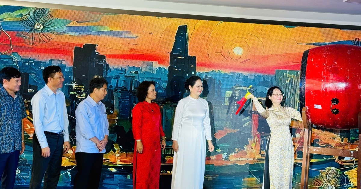 Phó chủ tịch UBND TP.HCM đánh trống khai hội Ngày thơ Việt Nam tại TP.HCM