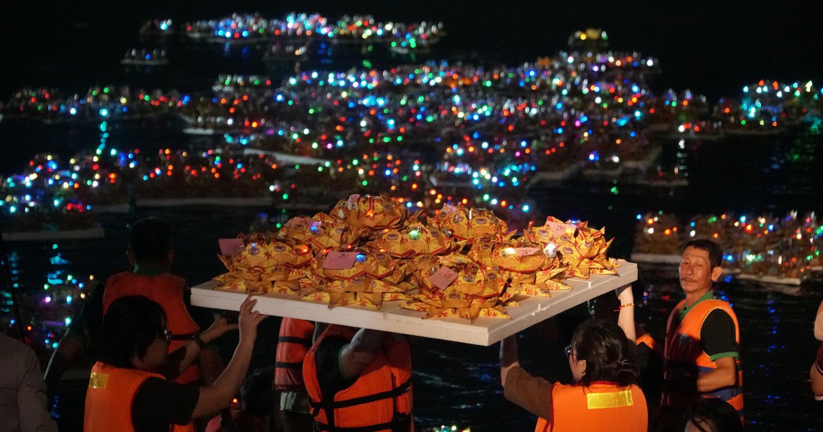 Thả hoa đăng sông Đồng Nai: Giải mã ý nghĩa 7 hoa đăng đại, 342 hoa đăng trung