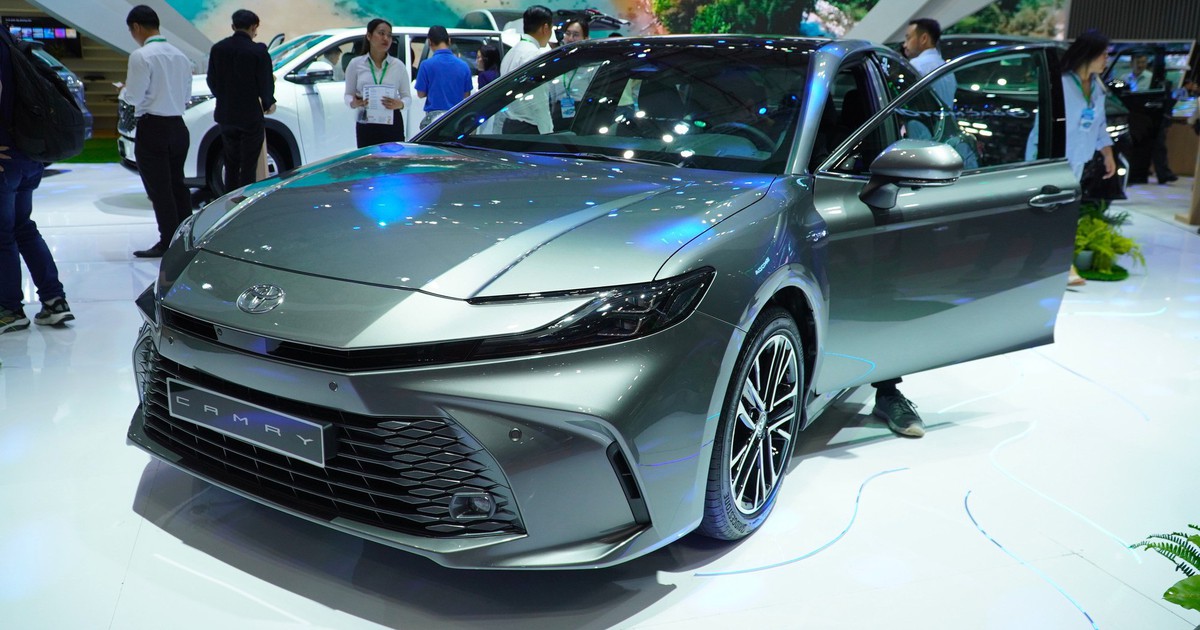 Bán chưa tới 20 xe, Toyota Camry vẫn dẫn đầu phân khúc sedan hạng D