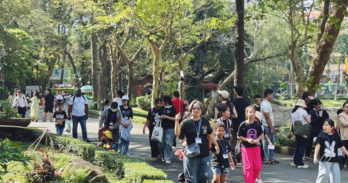 Khách mặc áo dài, đoàn viên... được mua vé cổng 40.000 đồng ở Thảo Cầm Viên