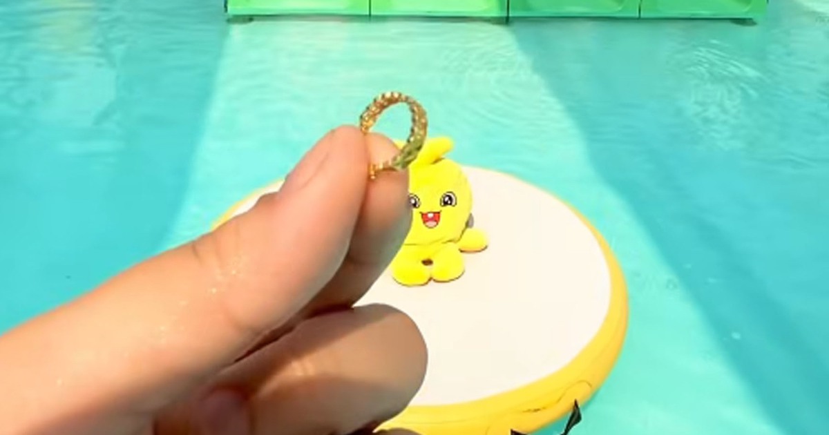 Nhân viên khu vui chơi nhặt được bông tai vàng, đăng clip tìm người đánh rơi