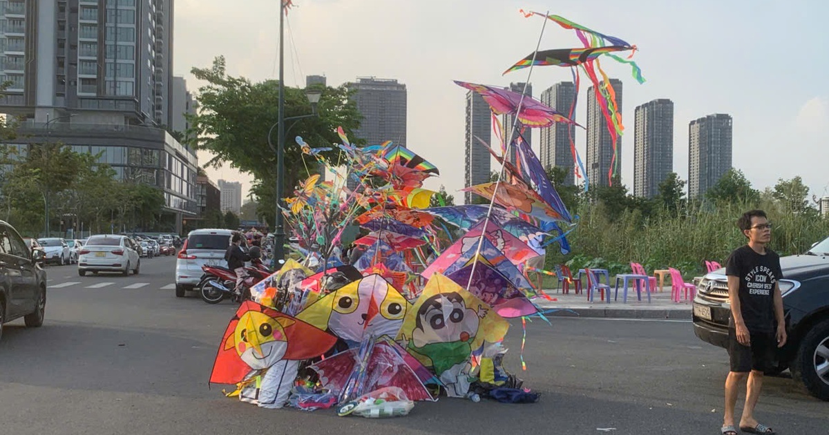 Chiều nào cũng đông kín: Bãi đất gần cầu Ba Son thành 'thiên đường thả diều'