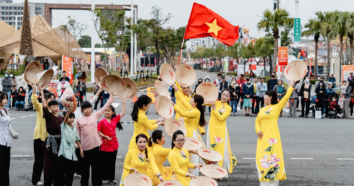 Áo dài, cờ Tổ quốc xuất hiện tại Lễ hội đèn lồng Gia Nghĩa, Đài Loan